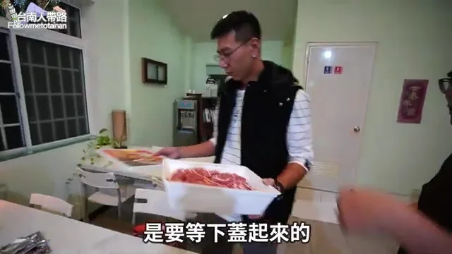 阿波端著裝有和牛片的托盤,準備加進巨大泡麵裡