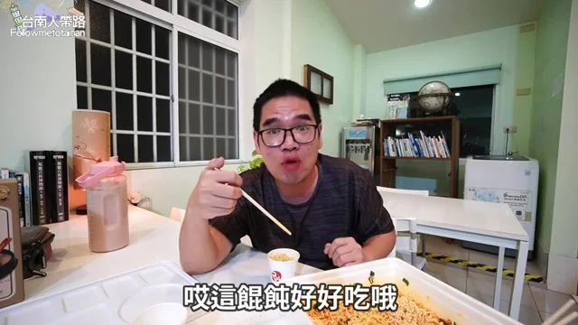 阿波夾起鮮蝦餛飩準備入口,直呼「這餛飩好好吃喔」