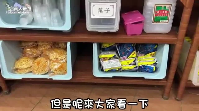 店內架上擺滿王子麵與火鍋料,供客人自行取用吃到飽