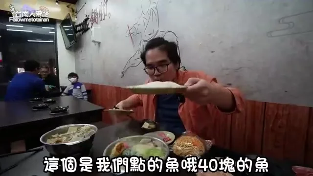 桌上擺著點好的40元魚片雞肉牛肉盤與肉骨茶鍋
