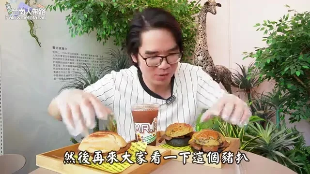 阿波展示Mr.K菠蘿起司黑豬扒包特寫