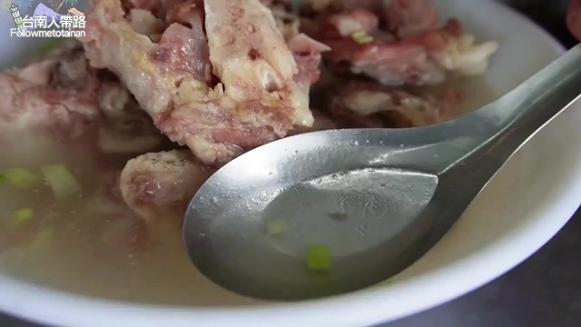 大骨湯裡骨邊肉厚實，湯麵完全看不到浮油，喝起來清爽不厚重