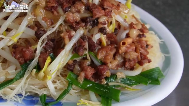 米粉炒淋上肉燥、豆芽菜與韭菜點綴，每一條米粉都均勻裹上醬汁