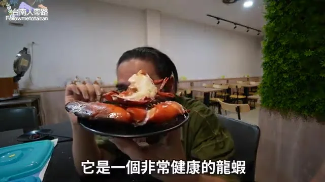 昱品鐵板燒老闆展示整隻新鮮龍蝦