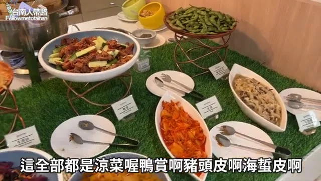 自助吧的涼菜區,鴨賞、豬頭皮、海蜇皮等品項