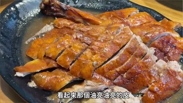 整桌菜剛上桌,燒鵝表皮油亮油亮