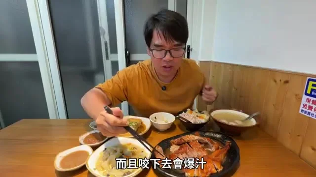 阿波夾起一塊鵝肉正要入口,桌上擺滿整桌菜色
