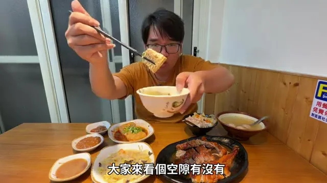 阿波夾起一塊臭豆腐對著鏡頭展示孔隙