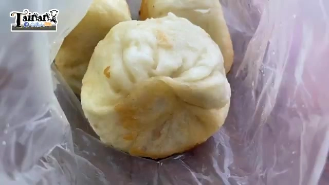 剛出爐的水煎包表皮金黃,外型飽滿,裝在透明塑膠袋中