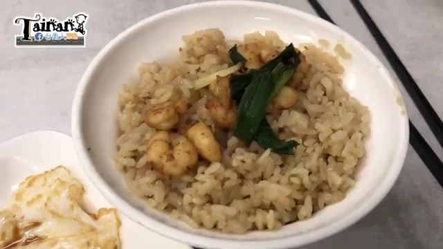 白色瓷碗盛著蝦仁飯，可見多顆小蝦仁與蔥花點綴在炒飯上，色澤金黃油亮