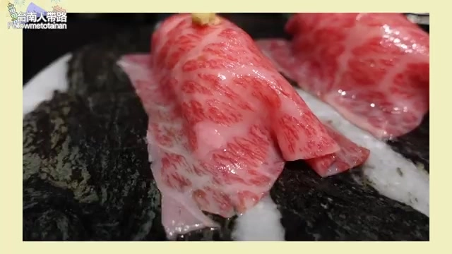 黑色海苔基底上擺放兩貫油花豐富的和牛握壽司，肉質泛著粉紅光澤