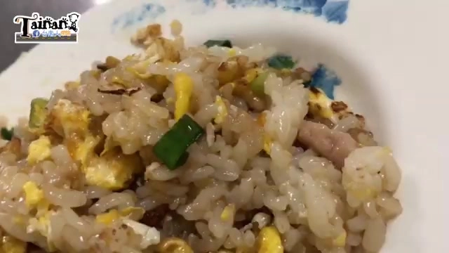 特寫炒飯,米粒粒粒分明帶著焦香鍋巴,夾雜蛋花與蔥花、肉絲