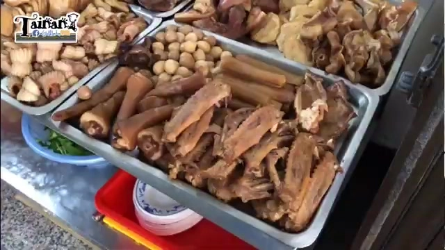 不鏽鋼托盤裡陳列著各式滷味,包含豬腳、豬肚、鳥蛋、豆皮等品項,色澤深褐入味