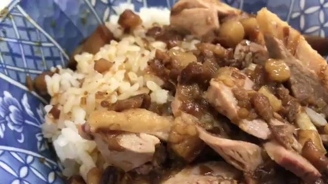 藍白花紋瓷碗盛著白飯配鴨肉,鴨肉切片油亮帶皮,肉質鮮嫩多汁