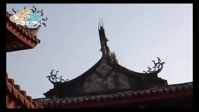赤崁樓傳統燕尾式屋脊特寫,飛簷翹角在藍天下顯得古樸莊嚴