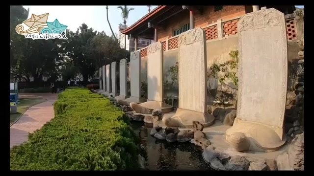 九座石龜馱著石碑一字排開,碑上刻有文字,周圍環繞水池與綠意庭園