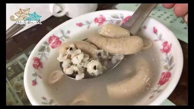 白色瓷碗盛著四神湯,湯匙舀起薏仁與蓮子配料,湯中可見豬腸段浮沉