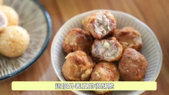 主持人咬開八寶丸，酥脆外皮下肉汁噴發的特寫