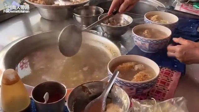 老闆娘現場舀土魠魚羹裝碗,鍋裡魚塊清晰可見