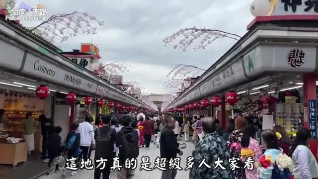 淺草仲見世通商店街人潮擁擠,兩旁掛滿櫻花裝飾