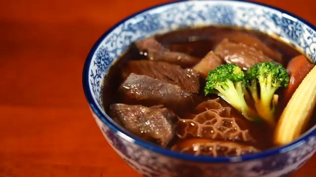 牛肉麵湯頭色澤濃郁,牛肉塊搭配青花菜與紅蘿蔔,鋪滿整碗
