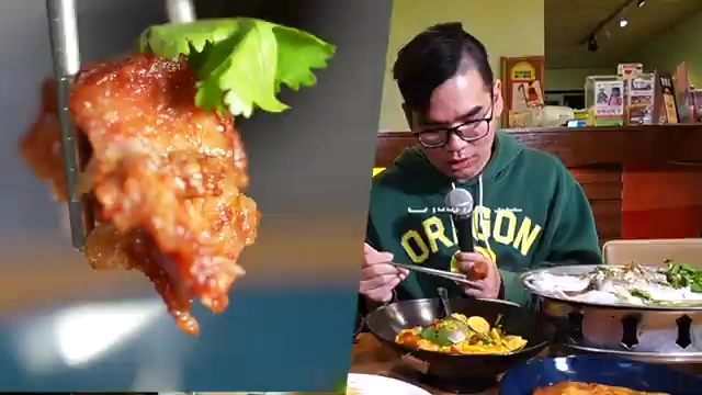 餐桌上擺滿多道菜色,包含綠咖哩、整條魚與雞肉料理,男子夾起一塊雞肉品嚐