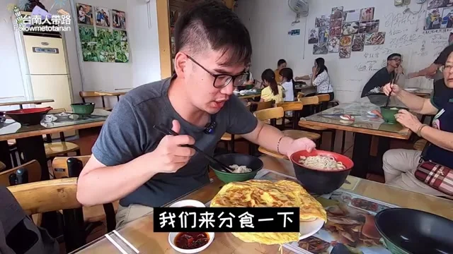 阿波品嚐熱氣蒸騰的關廟麵魯麵