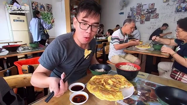 阿波展示半煎蒸水餃的金黃蛋皮特寫