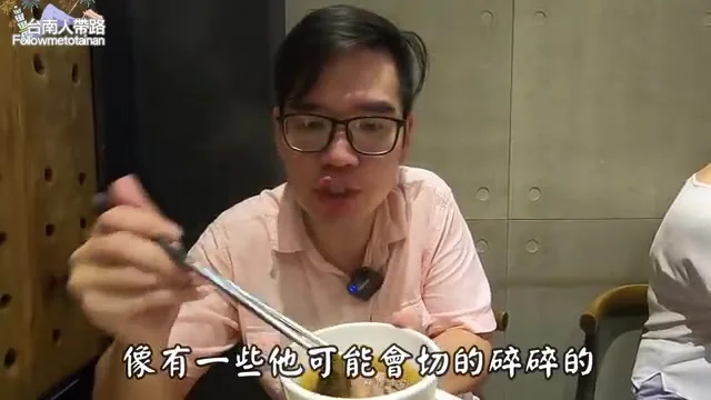 阿波品嚐滾燙的剝皮辣椒雞湯，直呼是回訪的最大原因