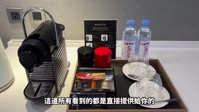房內備品：膠囊咖啡機與礦泉水，皆免費提供房客使用