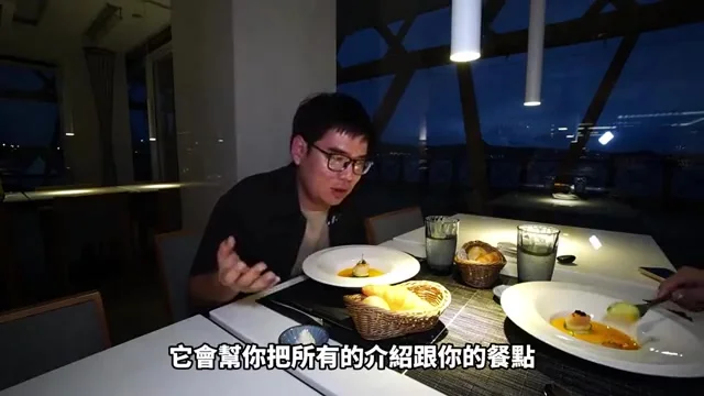 夜晚面海用餐區,桌上已擺好前菜與麵包