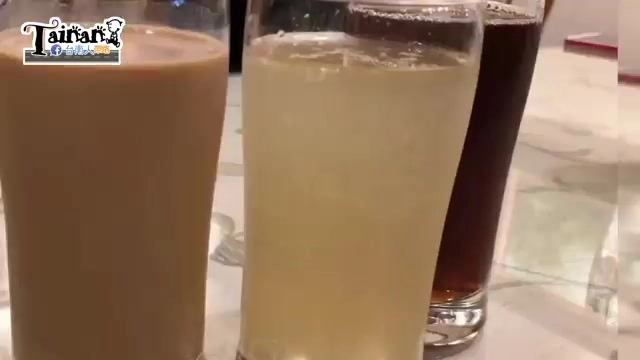 三杯不同顏色的飲料並排在桌上，左為淺褐色冬瓜茶、中為淡黃色冬瓜檸檬氣泡、右為深褐色冬瓜青草茶