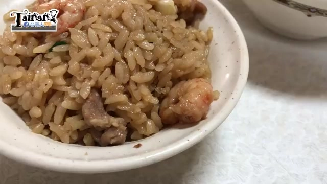白色瓷盤盛著炒香的蝦仁肉絲飯，蝦仁與肉絲清晰可見，米粒裹著醬色油亮