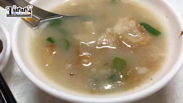 白色瓷碗盛著清燙豬腳湯，湯色清澈，肉塊軟嫩浮於湯面搭配蔥花