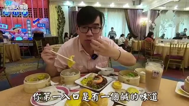 阿波咬開叉燒酥,酥皮層次特寫