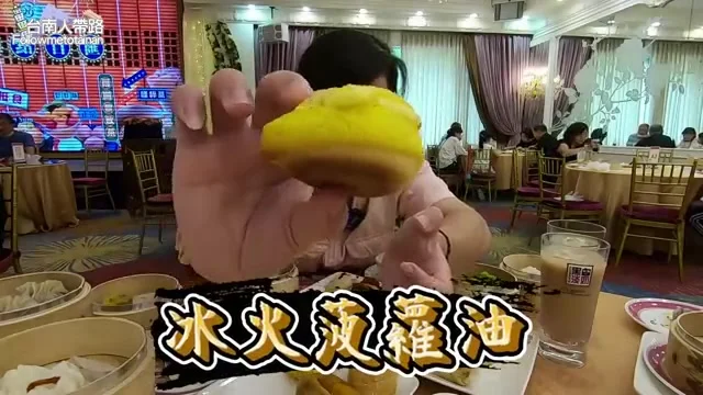 阿波展示冰火菠蘿油,奶油融化特寫