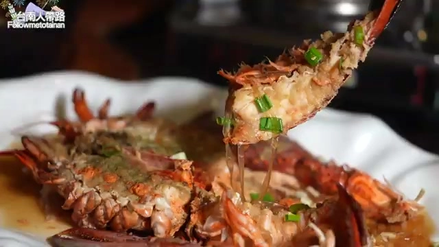 夾起的龍蝦肉塊沾滿醬汁與蔥花,肉質緊實、纖維分明