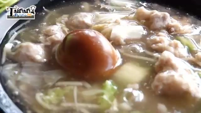 湯碗中盛著整顆滷蛋,周圍圍繞著肉羹與豆芽菜,湯色清澈帶著油亮光澤