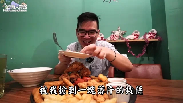 阿波展示薄片披薩鋪滿配料的特寫