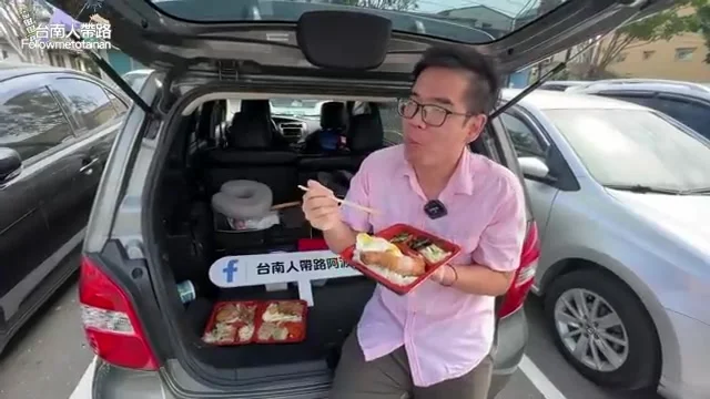 阿波咬一口炸雞腿,水嫩多汁特寫