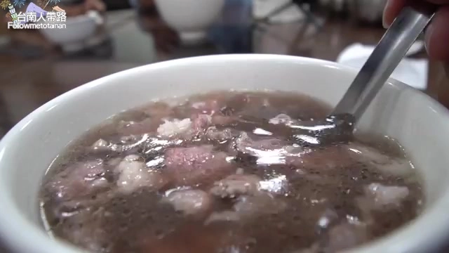 白色瓷碗盛著綜合牛肉湯，湯色深沉，可見多種部位肉塊浮於湯面
