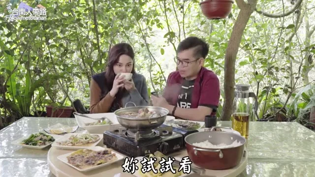 子薰試喝龍湖山生態農莊的咖啡雞湯，滿桌特色餐點