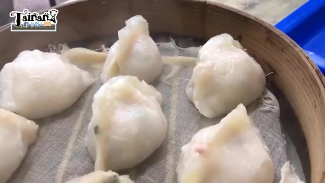 蒸籠裡整齊排列著剛蒸好的水餃,外皮呈現半透明質地