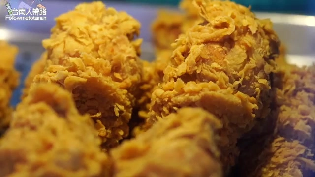 特寫多塊酥脆金黃的炸雞塊，外皮呈現明顯的顆粒狀酥脆質地