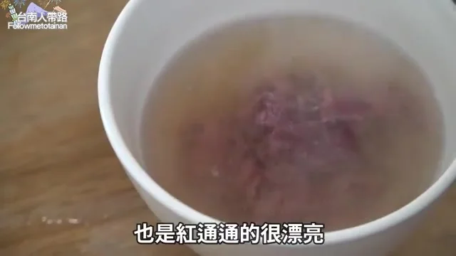 阿波展示碗裡不同紋路的溫體牛肉切片