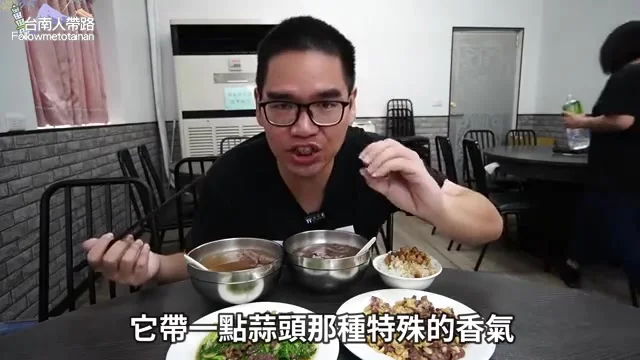 阿波夾起蒜頭牛肉,蒜片與牛肉並排特寫