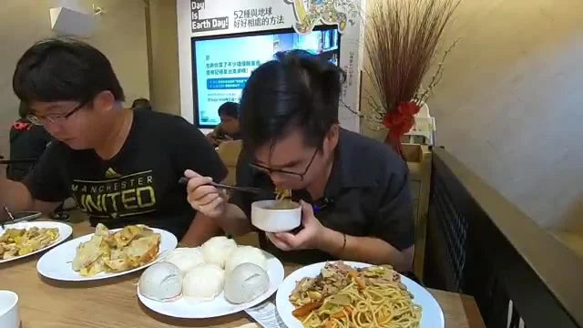 阿波展示冒著熱氣的沙茶炒麵