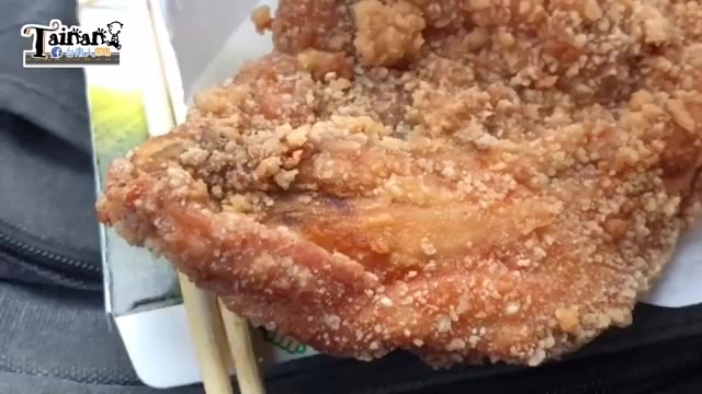炸雞排特寫，外皮酥脆帶顆粒感，肉質切面可見軟嫩多汁