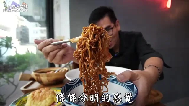 阿波展示樂奇港味咖啡的公仔麵，條條分明特寫