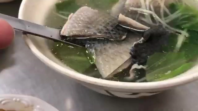 碗中盛著厚實的虱目魚皮,湯色清澈,搭配豆芽菜與蔥花